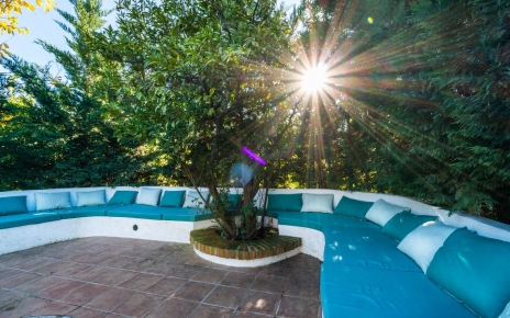 Banco incorporado en forma de herradura con cojines